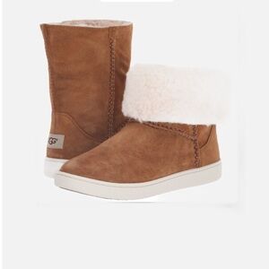 Women's Uggs Australia Mika Classic Boots/Sneaker. Size 7